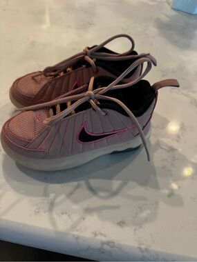 Nike Girls Basketball Shoes size 11.5